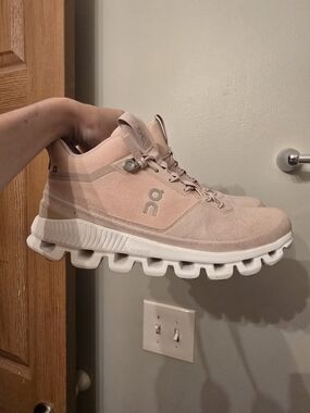 On Running Pale Pink Low-Top Sneakers